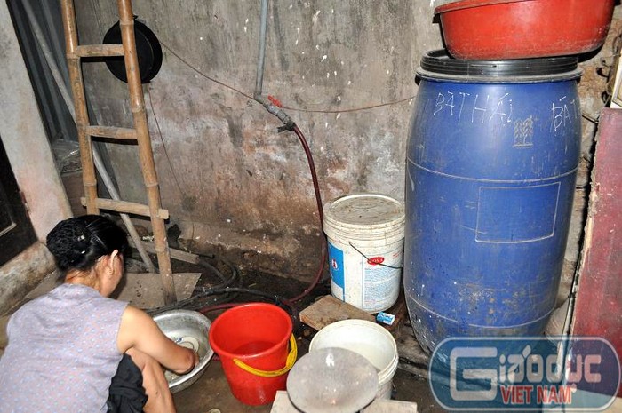 Mỗi hộ gia đình ở Chàng Sơn phải móc hầu bao cả triệu đồng một tháng chỉ cho việc có nước dùng hàng ngày. Giá trung bình một mét khối nước tại đây có giá khoảng 100.000 đồng. Do nước quá đắt và khan hiếm, người dân thường tận dụng nước cho nhiều công việc như vừa rửa rau, vo gạo, rửa bát…